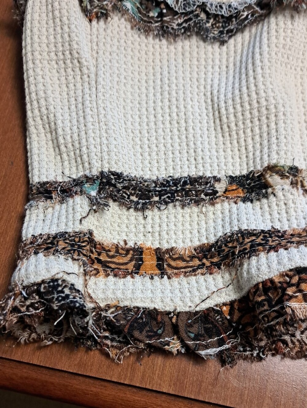 POL Cream Textured Top with Paisley Accent Inseam 27.5 NWOT - Picture 2 of 5